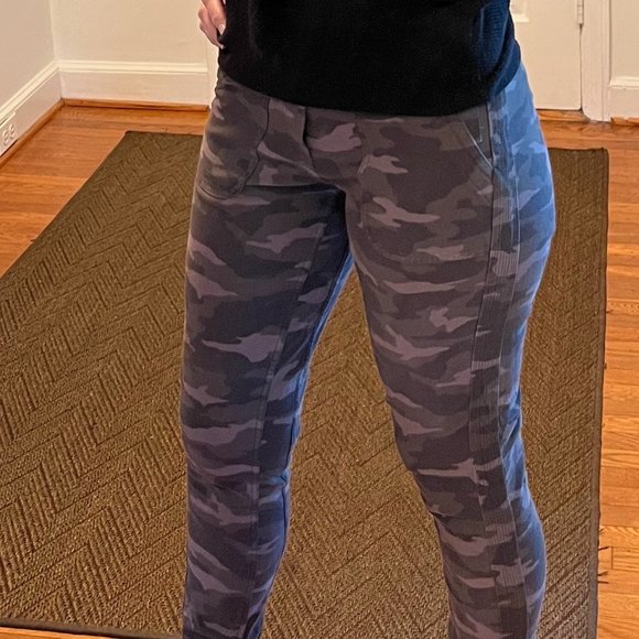 Athleta Farallon Joggers, Camo, Size 2 - Picture 3 of 8